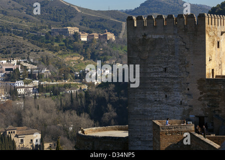 I turisti torre di Torre del Homenaje a la Alhambra di Granada la Alcazaba. Foto Stock