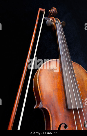 Il violino e la prua su sfondo nero close up Foto Stock