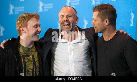 Attore britannico Rupert Grint (L-R), svedese-nato direttore Fredrik Bond e attore tedesco Til Schweiger pongono a photocall per 'la necessaria la morte di Charlie Countryman' durante la 63a edizione annuale Festival Internazionale del Cinema di Berlino, Berlino, Germania, 09 febbraio 2013. Il film è presentato in concorso alla Berlinale. Foto: Hannibal Hanschke/dpa +++(c) dpa - Bildfunk+++ Foto Stock