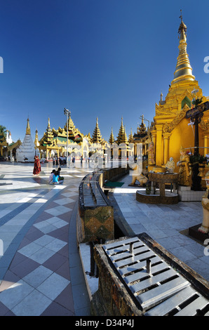 La mattina presto presso la splendida Shwedagon pagoda Yangon Foto Stock