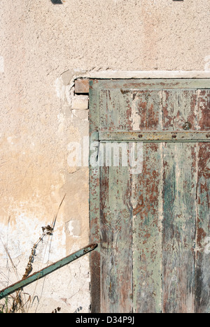Verde nella finestra di legno sulla strada vecchia facciata della casa Foto Stock