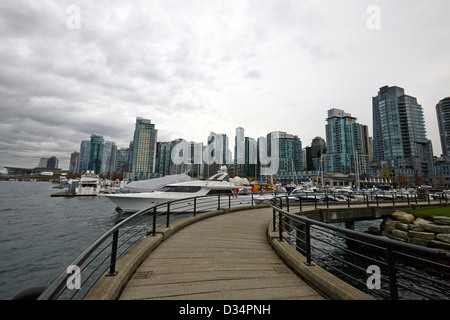 Coal harbour marina e alto edificio di appartamenti in condominio di blocchi in west end di Vancouver BC Canada Foto Stock
