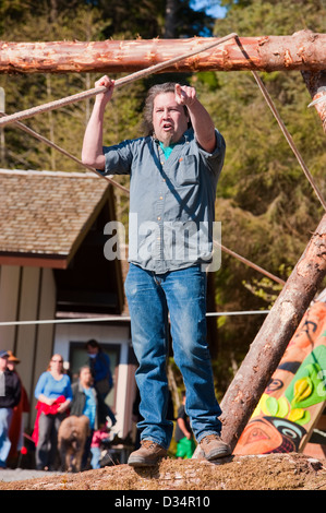 Carver, Tommy Giuseppe durante il totem pole a sollevamento per la celebrazione del centenario dell'Sitka National Historical Park, Alaska, Stati Uniti d'America. Foto Stock