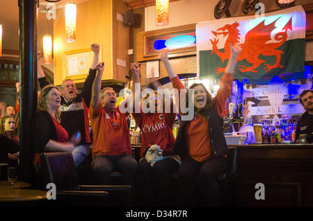 Aberystwyth, Wales, Regno Unito. 9 febbraio 2013. Rugby gallese tifosi guardare la loro squadra ha battuto la Francia 16-6 a Stad de France di Parigi. Questo è stato il welsh team è stata la prima vittoria in undici mesi di corrispondenze. Photo credit: keith morris/Alamy Live News Foto Stock