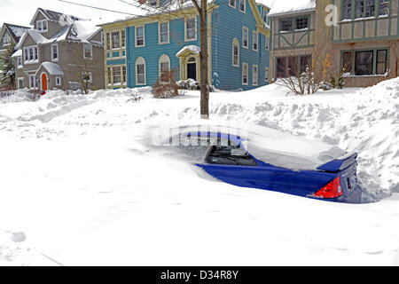 New Haven, Connecticut, Stati Uniti d'America. 9 febbraio 2013. Auto sepolto dopo la tempesta di neve Nemo gocce 34 centimetri di neve in New Haven, CT. Credito: Michael Doolittle / Alamy Live News Foto Stock