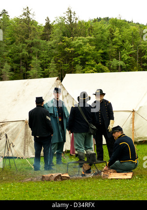 La guerra civile di soldati a campeggio scena. Fenner , New York annuale di rievocazione Foto Stock