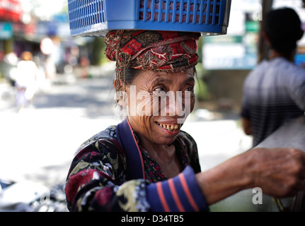 Ritratto di una vecchia donna non identificato venditore souvenir Foto Stock