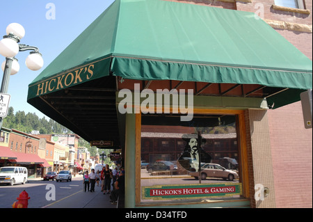 Blue sky Hickok's Hotel & Gaming, con 'Wild Bill' vetro della finestra immagine angolo, Deadwood e strade principali, Deadwood, S.Dakota, STATI UNITI D'AMERICA Foto Stock