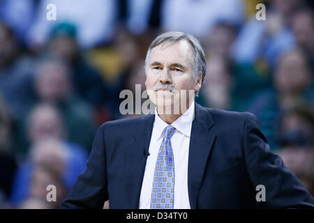 07.02.2013. Boston, Massachusetts Los Angeles Lakers capo allenatore Mike D'Antoni è visto durante il Boston Celtics 116-95 vittoria sui Los Angeles Lakers al TD Garden, Boston, Massachusetts, USA. Foto Stock