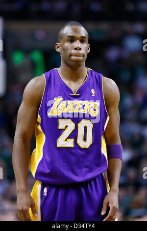 07.02.2013. Boston, Massachusetts Los Angeles Lakers guardia riprese Jodie Meeks (20) è visto durante il Boston Celtics 116-95 vittoria sui Los Angeles Lakers al TD Garden, Boston, Massachusetts, USA. Foto Stock