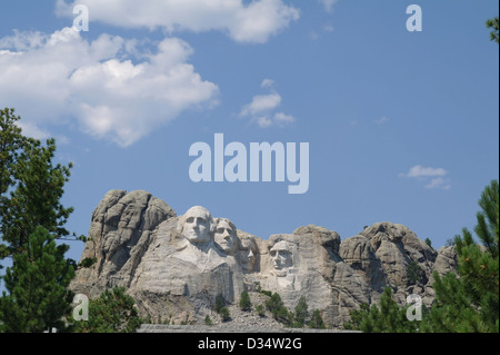 Cielo blu vista dall'ingresso pedonale, presidenti americani sculture, il Monte Rushmore, Dakota del Sud, STATI UNITI D'AMERICA Foto Stock