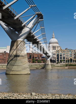 Millenium Bridge visto a bassa marea Foto Stock