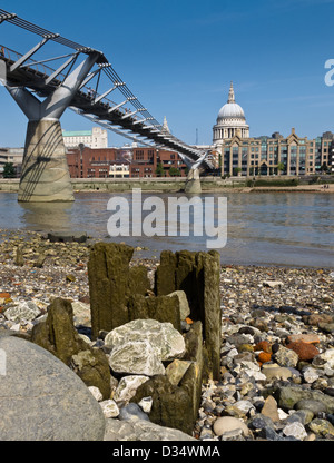 Millenium Bridge visto a bassa marea Foto Stock