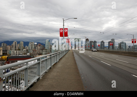 Guardando verso Vancouver Downtown da granville street bridge su false creek Vancouver BC Canada Foto Stock