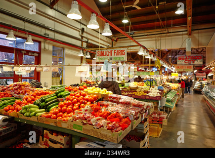 Frutta fresca e verdura bancarelle all'interno di Granville Island il mercato pubblico Vancouver BC Canada Foto Stock