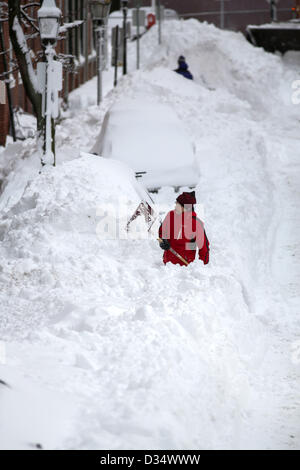 Boston, Massachusetts, STATI UNITI Febbraio 9, 2013. I residenti iniziano a scavare dopo il blizzard di Boston, Massachusetts sabato 9 febbraio, 2013. (Immagine di credito: credito: Nicolaus Czarnecki/ZUMAPRESS.com/Alamy Live News) Foto Stock