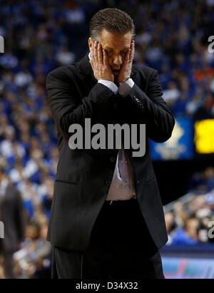 Febbraio 9, 2013 - Lexington, KY, Stati Uniti d'America - Kentucky Wildcats head coach John Calipari non era felice con il suo team la comunicazione come Kentucky sconfitto Auburn 72-62 il 9 febbraio 2013 in Lexington, KY. Foto di Mark Cornelison | personale (credito Immagine: © Lexington Herald-Leader/ZUMAPRESS.com) Foto Stock