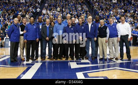 Febbraio 9, 2013 - Lexington, KY, Stati Uniti d'America - Membri del 1978 Campionato Nazionale team sono stati riconosciuti durante un time out per il loro trentacinquesimo anniversario come Kentucky giocato Auburn il 9 febbraio 2013 in Lexington, KY. Foto di Mark Cornelison | personale (credito Immagine: © Lexington Herald-Leader/ZUMAPRESS.com) Foto Stock