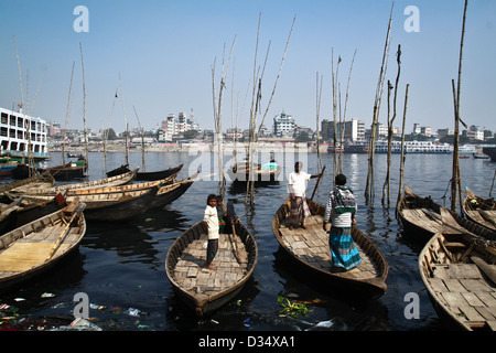 In Sampan in legno barche sul fiume Buriganga a Dhaka, nel Bangladesh. Foto Stock
