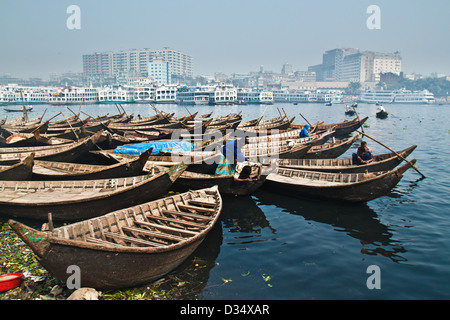 Sampan barche ormeggiate sulla riva del fiume Buriganga a Dhaka, nel Bangladesh. Foto Stock