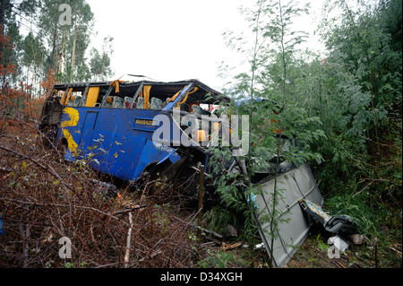 Bus distrutto dopo un incidente di macchina Foto Stock