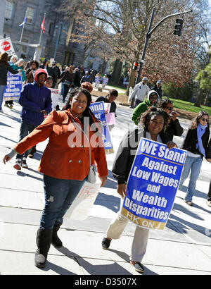 Raleigh, North Carolina, Stati Uniti d'America, 9 Febbraio 2013: Settimo "Storico migliaia su Jones Street' (HKonJ7) dimostrazione per 'Mobilizing per porre fine alla povertà e ingiustizia economica' Foto Stock