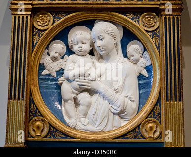 Madonna con il Bambino e i cherubini di Andrea Della Robbia - cotto fiorentino scultura in rilievo, circa 1485 Foto Stock