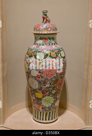 Balaustra jar - overglaze famille rose smalti su porcellana, dinastia Qing, Cina Foto Stock