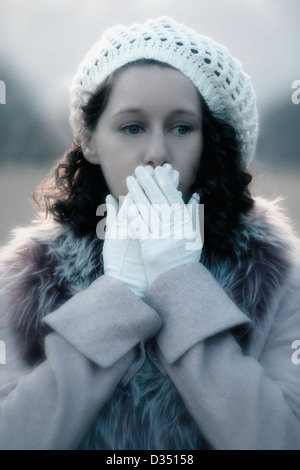 Una donna in un cappotto rosa Foto Stock