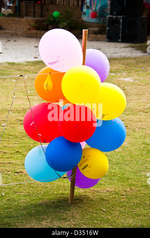 Multi-di palloncini colorati ricamato sul terreno. Foto Stock