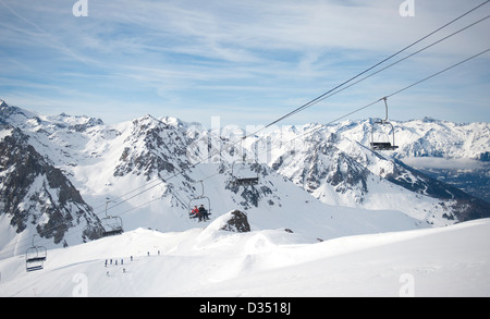 Seggiovie trasporti snowboarder e sciatori di tutto il comprensorio sciistico di Barèges a Le Grand Tourmalet nei Pirenei francesi Foto Stock