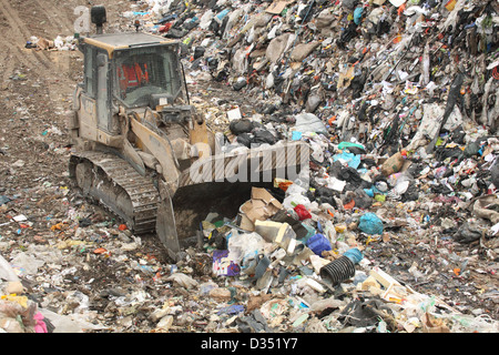 Bulldozer sulla discarica, Dorset UK Febbraio Foto Stock