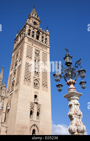 La Giralda, la torre campanaria della cattedrale di Siviglia e la vecchia fontana lampada, Andalusia regione. Foto Stock