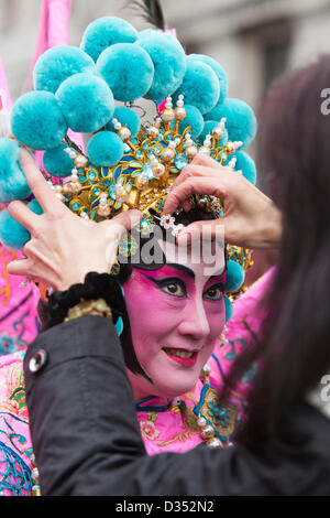 Domenica, 10 febbraio 2013, Londra, Regno Unito. Londra segna "l'Anno del serpente' con il più grande Capodanno cinese al di fuori della Cina. I partecipanti al nuovo anno cinese parade di Charing Cross Road, Chinatown. Tocchi di finitura sono applicati a un cinese tradizionale costume. Foto: Nick Savage/Alamy Live News Foto Stock