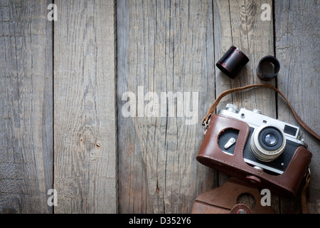 Vecchia fotocamera retrò su vintage di tavole di legno sfondo astratto Foto Stock