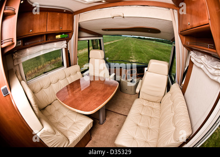 Area con posti a sedere e tavolo in Concorde motorhome di lusso interno Foto Stock