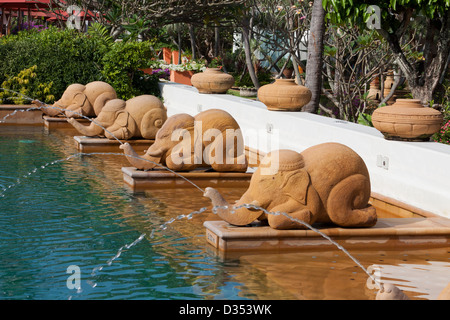 Ornati in area piscina al Marriott Vacation Club a Panwa Beach Phuket Foto Stock