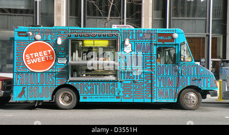 Street dolci cibo carrello su West 50th tra 7th Ave & Ave delle Americhe (6th Ave) Midtown Manhattan New York City. Foto Stock