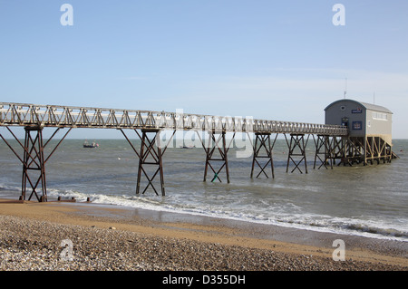 Il vecchio selsey scialuppa di salvataggio stazione sulla costa del Sussex Foto Stock