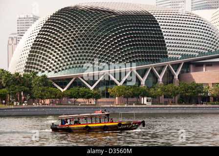 La barca turistica sul fiume Singapore nella parte anteriore del durian tetto a forma di L'Esplanade teatri sulla baia di Marina Bay, Singapore Foto Stock