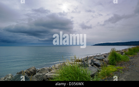 Vista della tempesta in sospeso e moody sky su Kachemak Bay da Homer Spit, Omero, Alaska, STATI UNITI D'AMERICA Foto Stock