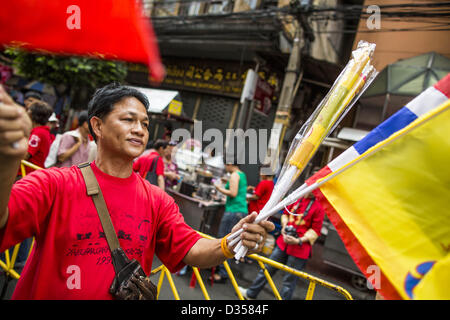 Febbraio 10, 2013 - Bangkok, Tailandia - un uomo vende bandiere Thai (rosso, bianco e blu) e la bandiera della Famiglia Reale Tailandese (giallo) durante il Nuovo Anno Cinese festeggiamenti su Yaowarat Road di Bangkok. Bangkok ha una grande cinese popolazione emigrante, la maggior parte dei quali si insediarono in Thailandia nel XVIII e XIX secolo. Cinese o Lunar, nuovo anno viene celebrato con fuochi d'artificio e sfilate in comunità cinese in tutta la Tailandia. Il prossimo anno sarà l'"Anno del serpente'' in zodiaco cinese. (Credito Immagine: © Jack Kurtz/ZUMAPRESS.com) Foto Stock