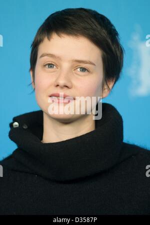 L'attrice francese Pauline Etienne pone a un photocall per 'Il Nun' ('La Religieuse') durante la 63a edizione annuale Festival Internazionale del Cinema di Berlino, Berlino, Germania, 10 febbraio 2013. Il film è presentato in concorso alla Berlinale. Foto: Michael Kappeler/dpa Foto Stock