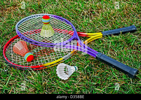 Badminton Racchette e volani poste sull'erba. Foto Stock