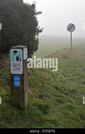 Vicolo tranquillo e derestricted segnale di limite di velocità su strada fuori Northrepps, Norfolk, UKpedestrians Foto Stock