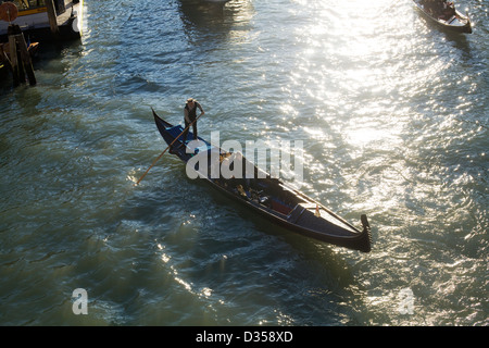 Gondola tradizionali a fondo piatto veneziano barca a remi lungo il Canal Grande a Venezia Italia Foto Stock