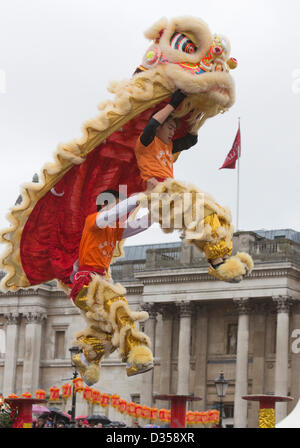 Domenica, 10 febbraio 2013, Londra, Regno Unito. Londra segna "l'Anno del serpente' con il più grande Capodanno cinese al di fuori della Cina. Lion ballerini in Trafalgar Square. Foto: Nick Savage/Alamy Live News Foto Stock