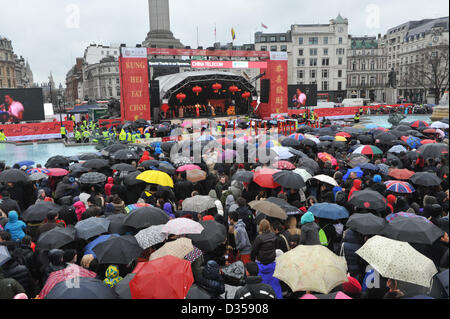 Trafalgar Square, Londra, Regno Unito. Il 10 febbraio 2013. La tappa in Trafalgar Square per il Capodanno cinese con un mare di ombrelloni. Il nuovo anno cinese, "l'Anno del serpente' è celebrato a Londra. Il più grande Capodanno cinese fuori dall'Asia avviene in Trafalgar Square e China Town con oltre mezzo milione di visitatori previsti. Credito Chattle Matteo/Alamy Live News Foto Stock