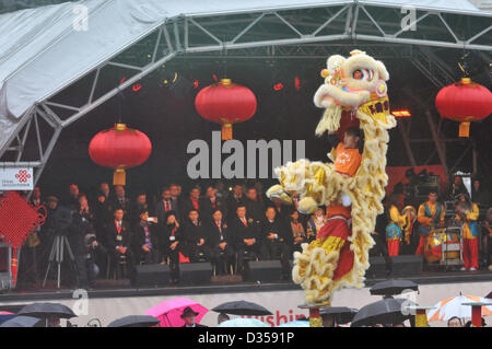 Trafalgar Square, Londra, Regno Unito. Il 10 febbraio 2013. Eseguire il Flying Lion Dance in Trafalgar Square per il Capodanno cinese. Il nuovo anno cinese, "l'Anno del serpente' è celebrato a Londra. Il più grande Capodanno cinese fuori dall'Asia avviene in Trafalgar Square e China Town con oltre mezzo milione di visitatori previsti. Credito Chattle Matteo/Alamy Live News Foto Stock