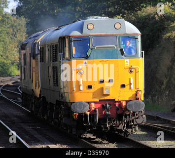 Doppia classe intestazioni 31 No.31601 e Classe 37 No.37906, Severn Valley Railway, Bewdley, Inghilterra Foto Stock